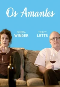 Mulher e homem adultos sentados em pontas opostas de um sofá, ambos com taças de vinho. Fundo azul. Clima pensativo/sério.