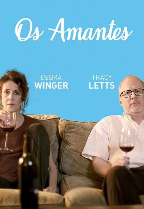 Mulher e homem adultos sentados em pontas opostas de um sofá,ambos com taças de vinho. Fundo azul. Clima pensativo/sério.