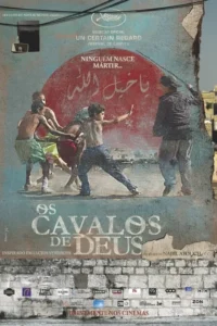 Pôster:Jovens garotos em uma rua de terra,alguns brincando ou lutando. Ao fundo,parede com círculo vermelho e escrita árabe. Clima sombrio.