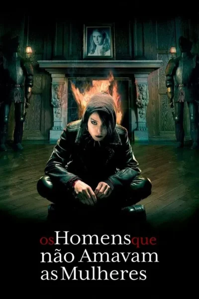 Jovem gótica de capuz sentada em sala escura com fogo crepitante. Retrato e armaduras em cenário sombrio e intenso.