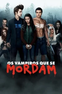 Grupo de personagens cômicos,incluindo vampiros e humanos,em floresta escura. Uma jovem segura alho;dois rapazes têm camisas de times rivais. Clima de paródia.