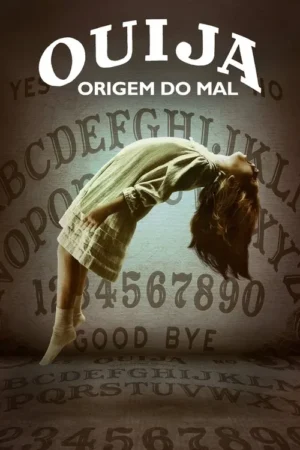 Menina levita em vestido claro, curvada para trás com boca aberta, sobre tabuleiro Ouija. Fundo escuro com letras. Clima de terror.