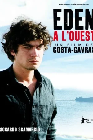 Jovem de cabelo encaracolado e camisa escura, olhar pensativo. Ao fundo, mar azul claro e barco com pessoas distantes.