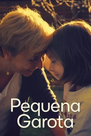 Mulher adulta e menina encostam as testas, sorrindo gentilmente. Luz dourada em cena de carinho e afeto.