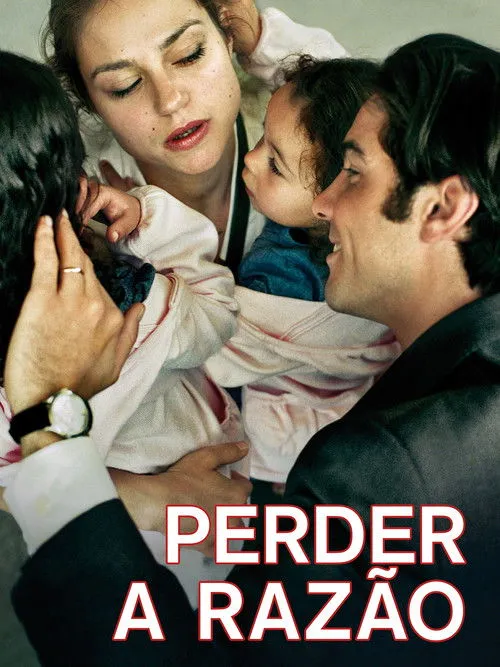 Perder a Razão 1 Close-up de mulher com criança,com um homem sorrindo à direita. Uma mão toca o cabelo dela. Cena familiar com emoções mistas.