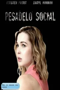 Jovem mulher loira,olhando apreensiva para trás sobre o ombro. Ela se destaca contra o fundo preto. Clima de suspense.