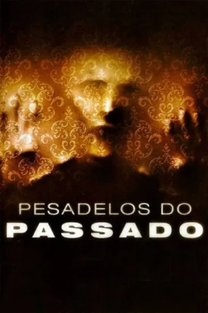 Rosto e mãos fantasmagóricos surgem de papel de parede dourado e escuro com padrões barrocos. Clima assustador de mistério.