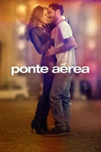Pôster:Casal feliz abraçado,sorrindo e se olhando,em uma rua com luzes noturnas desfocadas. Clima romântico e íntimo.