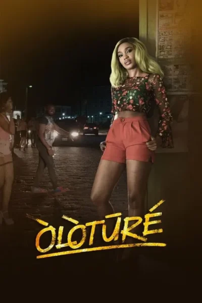 Mulher de cabelo verde-limão, top floral e shorts corais, em rua urbana noturna. Ela olha para frente, com figuras borradas ao fundo.