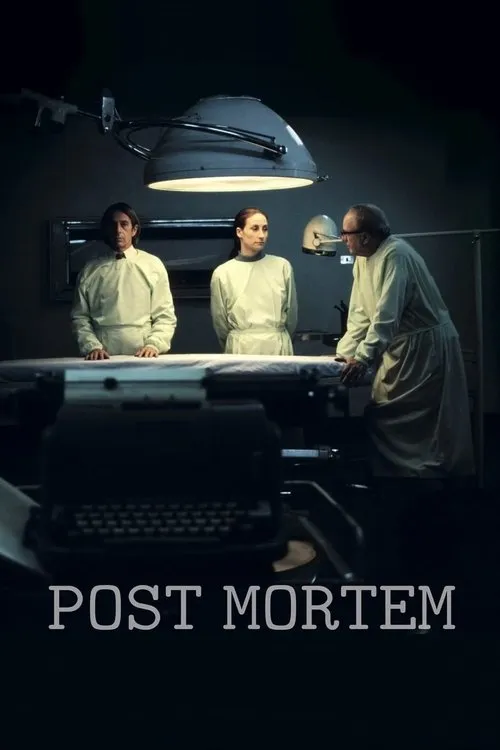 Pós Morte 1 Três pessoas em batas cirúrgicas numa sala escura com uma mesa de autópsia. Iluminação fraca,clima sombrio e misterioso. Uma máquina de escrever à frente.
