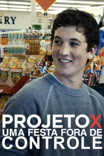 Jovem de cabelo escuro sorri, olhando para o lado, em um corredor de supermercado. Ele veste um suéter cinza. Clima divertido.