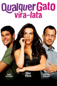 Uma mulher morena com vestido preto está entre dois homens,um sorrindo e outro observando. Fundo branco. Clima de comédia romântica.