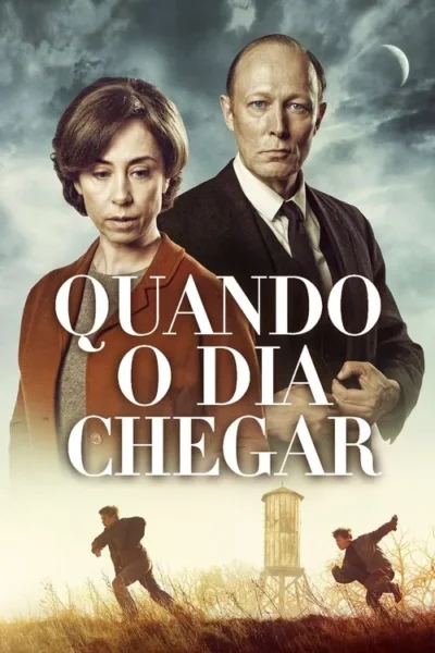 Homem e mulher sérios sob um céu nublado com lua. Duas figuras correm em campo com caixa d'água. Atmosfera sombria.