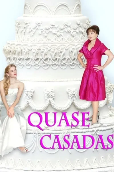Jovem noiva sentada em bolo de casamento gigante olha para cima. Mulher de fúcsia, com mãos na cintura, expressa autoridade ao lado.