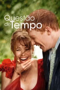 Mulher e homem ruivo sorrindo e rindo sob a chuva, ela de vestido vermelho. Clima alegre e romântico.