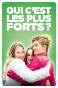 Três mulheres jovens e sorridentes abraçam-se contra um fundo verde liso. Uma de casaco branco,outra de rosa. Clima alegre e de amizade.