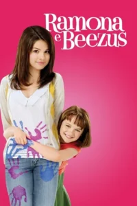 Duas meninas sorrindo em fundo pink. A mais velha usa roupas com impressões de mãos coloridas,a menor a abraça alegremente.