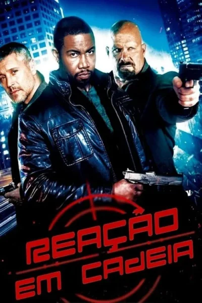 Três homens com expressão séria, dois armados, em destaque contra fundo de cidade noturna em tons azuis. Clima de ação.