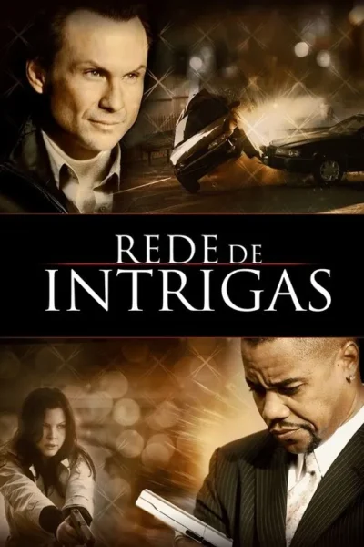 Pôster: homem sério acima de acidente de carro explosivo. Abaixo, mulher e homem com armas em ambiente escuro e tenso.