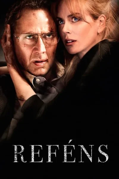 Close-up de homem com óculos e rosto sujo, abraçado por mulher loira assustada. Ambos olham tensos em fundo escuro, clima dramático.