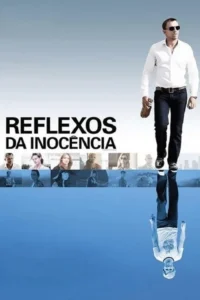 Homem de camisa branca e óculos caminha. Sua reflexão invertida na água azul o mostra de camiseta. Retratos de diversas pessoas.