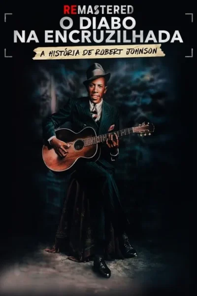 Homem negro sorridente, de terno e chapéu, toca violão em estúdio escuro com névoa. Clima clássico e musical.