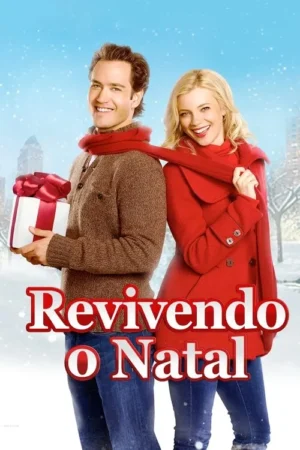 Casal sorridente em roupas de inverno. Ele segura um presente, ela puxa sua echarpe. Fundo nevado de cidade, clima festivo.