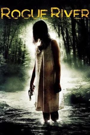 Mulher de vestido claro, rosto obscurecido, segura um revólver, imersa em rio. Floresta escura e névoa ao fundo. Clima sombrio.