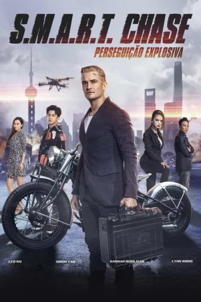 Pôster de ação. Homem loiro no centro segura maleta. Grupo diverso de 5 pessoas. Cenário de cidade moderna com drones e motocicletas. Clima de perseguição urbana.