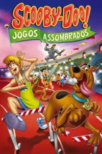 Jovem loiro e cão marrom assustados correm por barreiras em estádio. Monstro cinza com tridente e raios surge ao fundo, com outros personagens observando. Ação cômica.