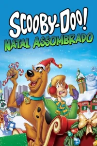 Cão feliz com gorro e homem assustado em trenó, num cenário natalino urbano e nevado. Ao fundo, um monstro branco espreita de uma loja.