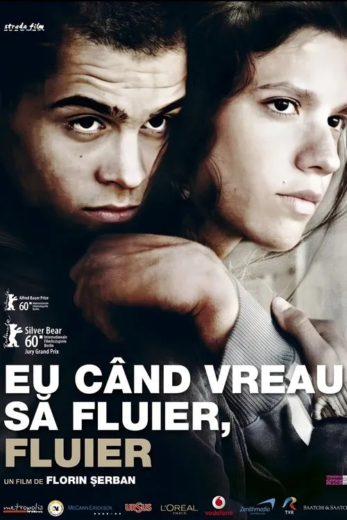 Pôster: Close-up de um casal jovem. Ele, com olhar intenso, a abraça por trás. Ela tem expressão séria. Clima dramático em tons sombrios.