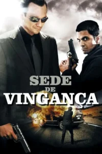 Dois homens sérios e armados em primeiro plano. Um em terno e óculos,outro de olhar intenso. Carro explodindo em estrada deserta. Tensão e ação.