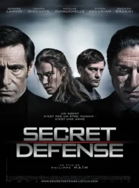 Pôster escuro. Quatro personagens com olhares sérios e intensos:dois homens mais velhos e um casal jovem. Clima tenso de suspense.