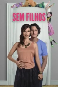 Pôster:Casal sério abraçado. Atrás,uma porta branca com brinquedos infantis (urso,bonecas) espiando do topo e lado. Clima de contraste.
