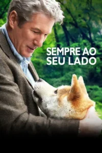 Um homem grisalho olha com ternura para um cão Akita caramelo que encosta a cabeça em seu ombro. Fundo verde de floresta. Clima afetuoso.