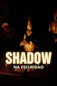 Três figuras sombrias, com rostos parcialmente cobertos, iluminadas por fogo em cena noturna. Uma segura objeto afiado. Clima misterioso e tenso.