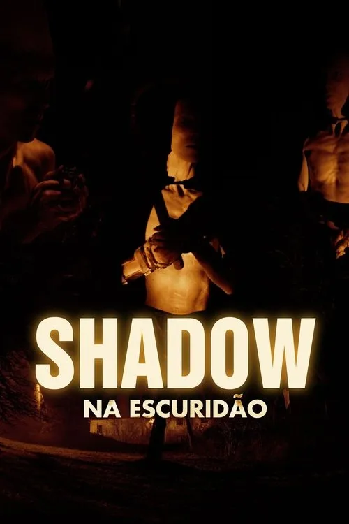 Shadow - Na Escuridão 1 Três figuras sombrias,com rostos parcialmente cobertos,iluminadas por fogo em cena noturna. Uma segura objeto afiado. Clima misterioso e tenso.