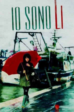 Uma pessoa com guarda-chuva vermelho caminha na chuva sobre um cais, com barcos de pesca em estilo pintura ao fundo.