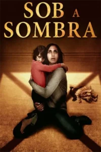 Mulher assustada abraça uma criança, protegendo-a. Ambos olham tensos para cima. Sombras e uma figura estranha no chão criam um clima sombrio.
