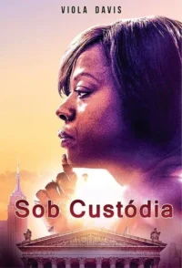 Mulher negra em perfil com ar pensativo e mão no queixo. Fundo de cidade com prédio clássico e céu laranja/roxo. Tom dramático.