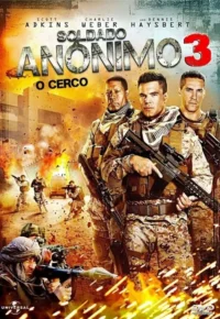 Três soldados em camuflagem desértica com armas,em meio a explosões e combate urbano. Clima intenso de guerra.