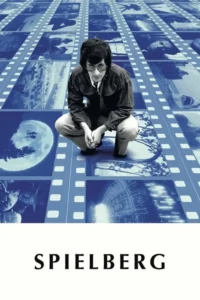 Homem sério de óculos, agachado sobre rolos de filme azul com cenas icônicas. Homenagem à jornada cinematográfica.