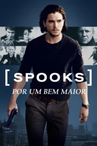 Jovem de cabelo escuro e barba segura uma arma. Imagens em preto e branco de outros espiões e uma cidade sombria ao fundo. Intenso e misterioso.