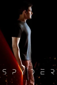 Homem de perfil, camiseta escura e calça marrom, segura uma pistola. Fundo preto com um intenso feixe de luz vermelha à esquerda. Atmosfera séria.