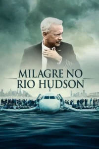 Piloto de cabelo branco de uniforme sobre avião na água,com passageiros nas asas e botes. Cidade ao fundo. Clima dramático.