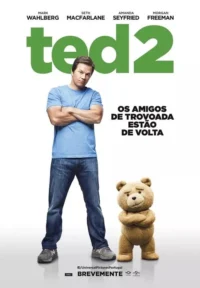 Homem sério de camisa azul e jeans e um urso de pelúcia fofo,ambos de braços cruzados,em fundo branco.
