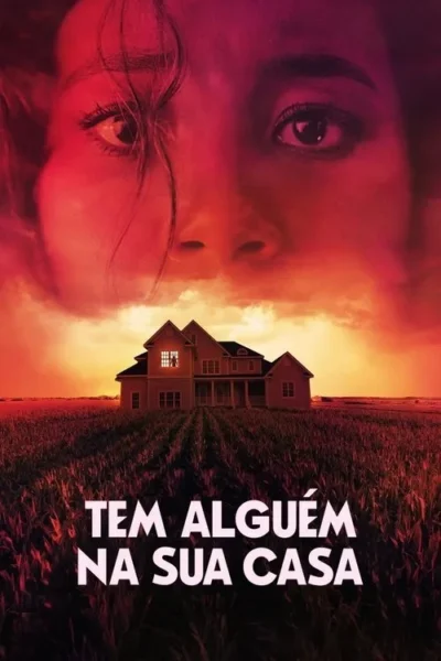 Rosto de mulher gigante no céu vermelho/laranja sobre casa isolada em campo. Figura sombria na janela. Atmosfera de terror.