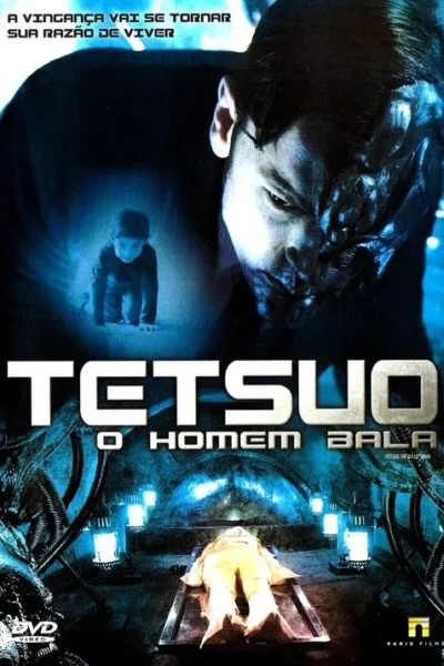 Pôster sombrio: homem com rosto meio metálico, criança azul brilhante e corpo em maca futurista num cenário escuro com fios e luzes azuis.