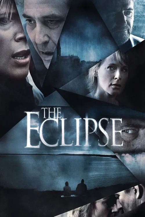 The Eclipse 1 Pôster fragmentado em tons azuis/cinzas. Rostos de homens e mulheres,um prédio escuro e figuras à beira do lago. Clima tenso e misterioso.